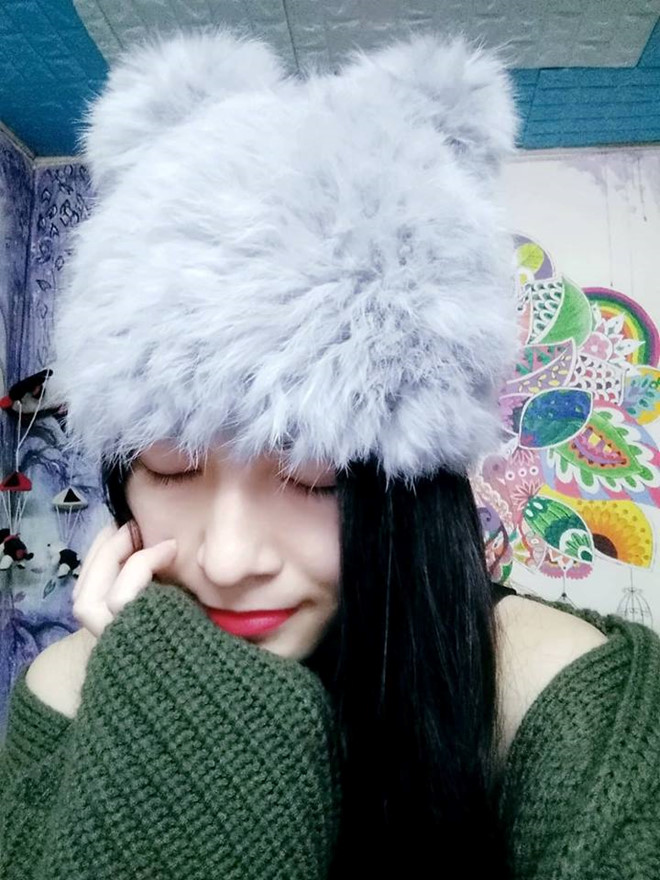 Nữ CĐV Việt Nam được nhiều người xin chụp ảnh cùng ở sân Mỹ Đình