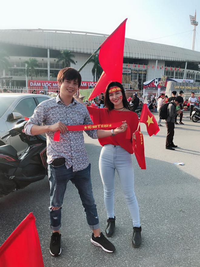 Nữ CĐV Việt Nam được nhiều người xin chụp ảnh cùng ở sân Mỹ Đình