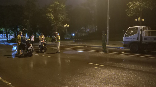 Vụ CSGT ngã ngửa: Phạt thanh niên “thúc cùi chỏ” 2 triệu đồng