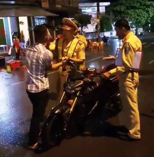 Vụ CSGT ngã ngửa: Phạt thanh niên “thúc cùi chỏ” 2 triệu đồng