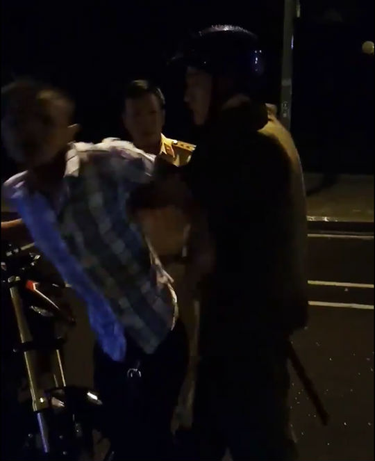 Vụ CSGT ngã ngửa: Phạt thanh niên “thúc cùi chỏ” 2 triệu đồng