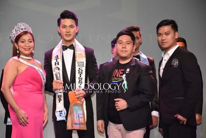 Lạ lùng xem Á vương Việt Nam thi ứng xử: Loay hoay dùng Google dịch rồi đưa luôn điện thoại cho MC trả lời giúp