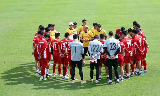 Trung vệ Quế Ngọc Hải phải chườm đá trong buổi tập sáng 17-11