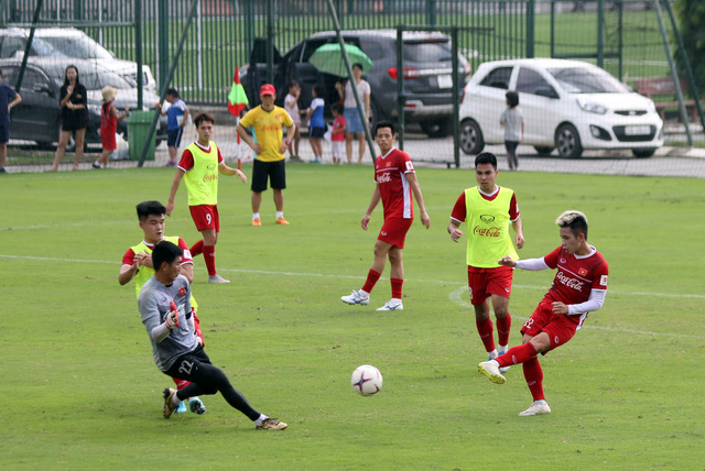 Trung vệ Quế Ngọc Hải phải chườm đá trong buổi tập sáng 17-11