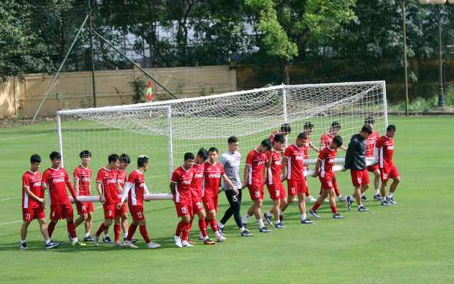 Trung vệ Quế Ngọc Hải phải chườm đá trong buổi tập sáng 17-11