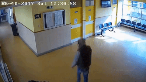 Đưa vợ con đi khám, chồng thực hiện một phi vụ không ngờ ngay trước mặt con gái