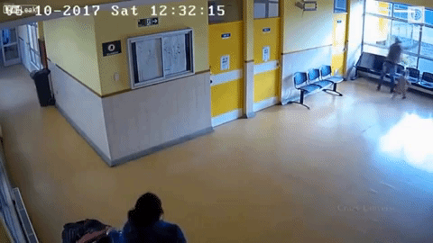 Đưa vợ con đi khám, chồng thực hiện một phi vụ không ngờ ngay trước mặt con gái