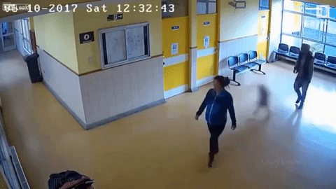 Đưa vợ con đi khám, chồng thực hiện một phi vụ không ngờ ngay trước mặt con gái