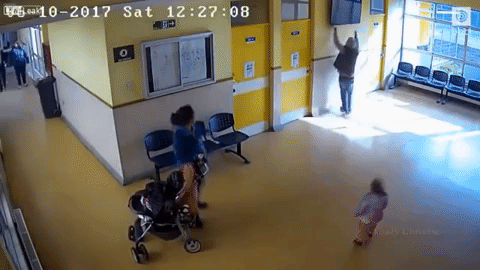 Đưa vợ con đi khám, chồng thực hiện một phi vụ không ngờ ngay trước mặt con gái