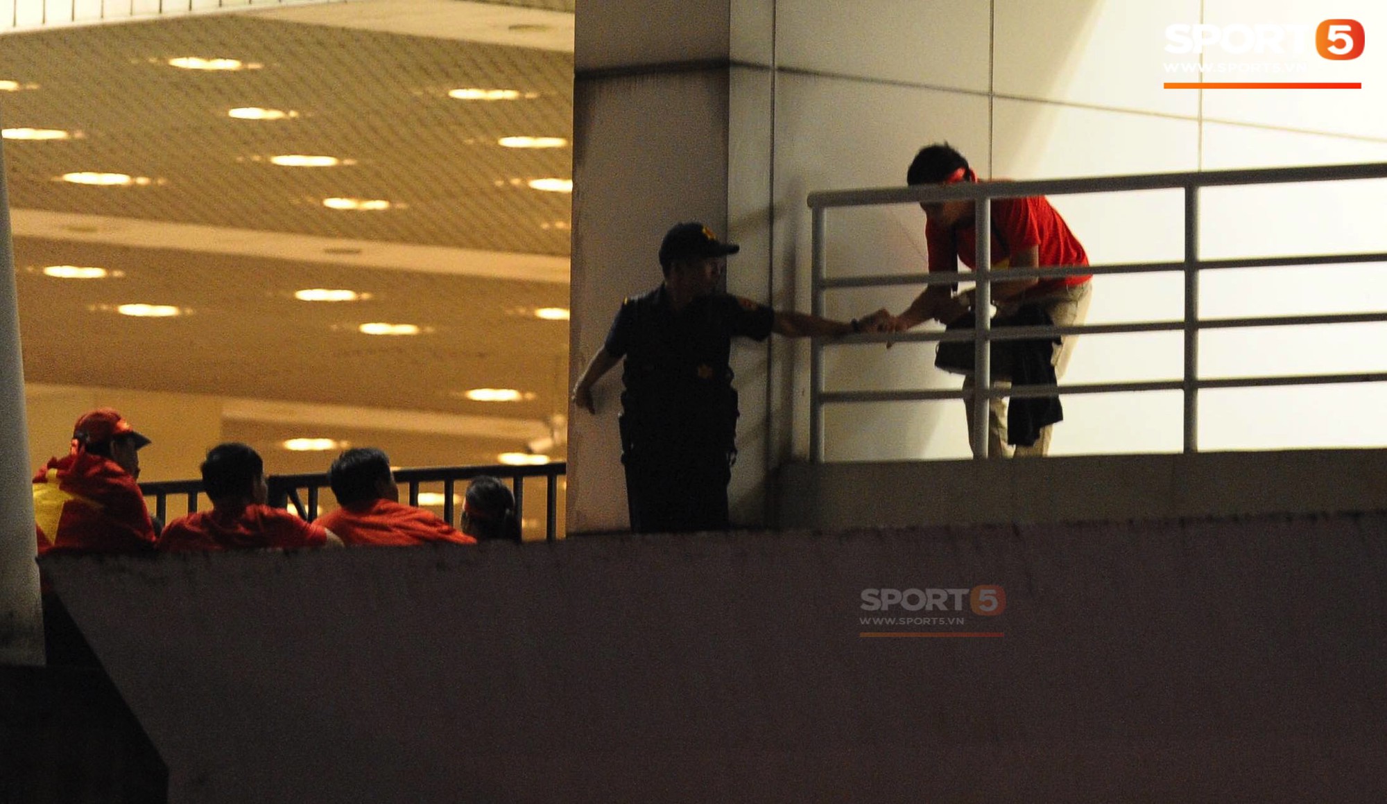 Vào sân Mỹ Đình xem tuyển Việt Nam mà không cần vé, chuyện tưởng đùa mà lại rất thật