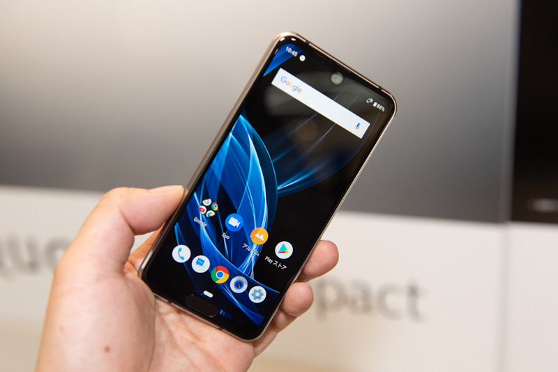 Cận cảnh smartphone “siêu dị” Sharp AQUOS R2 compact: đục lỗ camera, có cả giọt nước lẫn tai thỏ