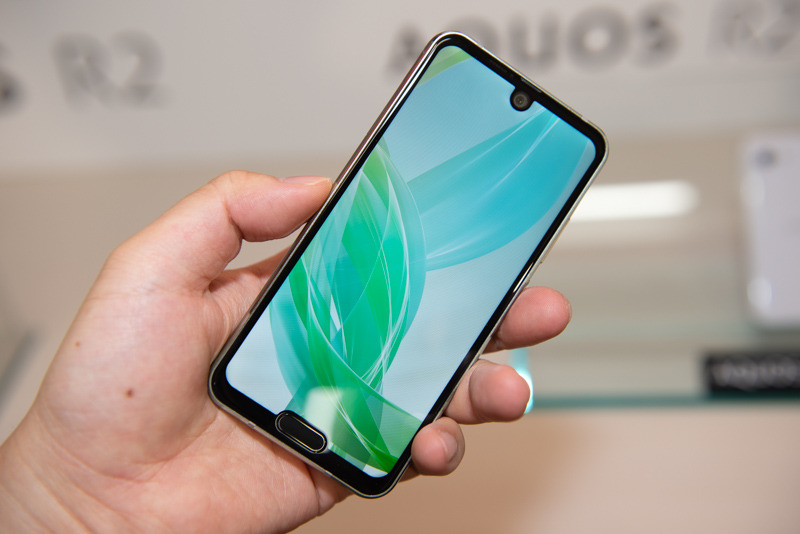 Cận cảnh smartphone “siêu dị” Sharp AQUOS R2 compact: đục lỗ camera, có cả giọt nước lẫn tai thỏ