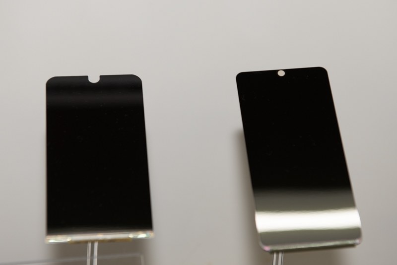 Cận cảnh smartphone “siêu dị” Sharp AQUOS R2 compact: đục lỗ camera, có cả giọt nước lẫn tai thỏ