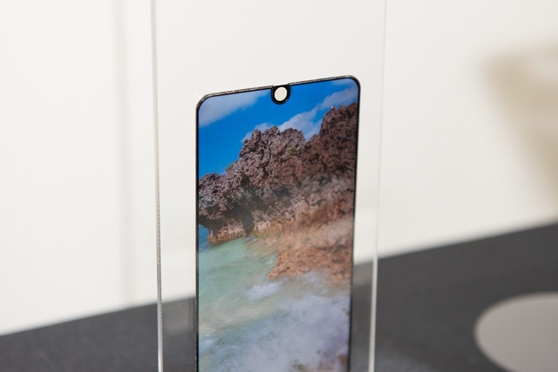 Cận cảnh smartphone “siêu dị” Sharp AQUOS R2 compact: đục lỗ camera, có cả giọt nước lẫn tai thỏ