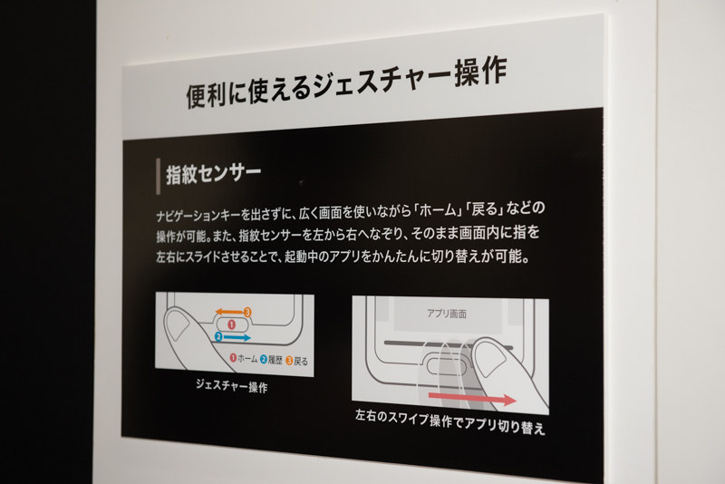 Cận cảnh smartphone “siêu dị” Sharp AQUOS R2 compact: đục lỗ camera, có cả giọt nước lẫn tai thỏ