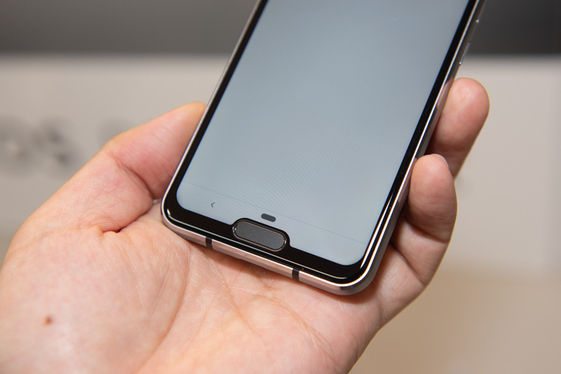 Cận cảnh smartphone “siêu dị” Sharp AQUOS R2 compact: đục lỗ camera, có cả giọt nước lẫn tai thỏ