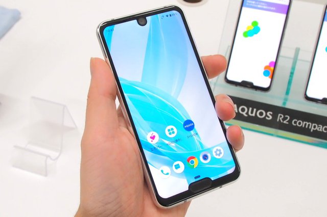 Cận cảnh smartphone “siêu dị” Sharp AQUOS R2 compact: đục lỗ camera, có cả giọt nước lẫn tai thỏ