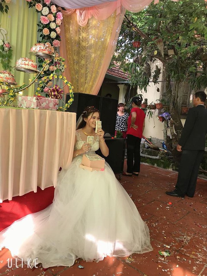 Mang hàng nghìn tờ tiền lẻ đi mừng cưới, thanh niên bị dân tình chỉ trích nhưng cô dâu có thái độ khác hẳn