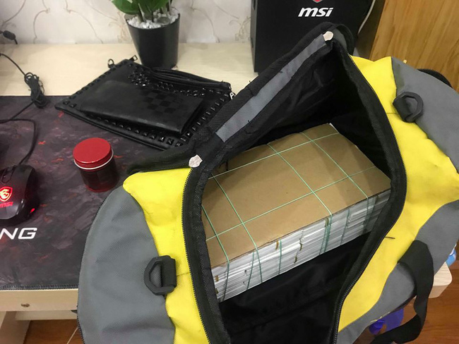 Mang hàng nghìn tờ tiền lẻ đi mừng cưới, thanh niên bị dân tình chỉ trích nhưng cô dâu có thái độ khác hẳn