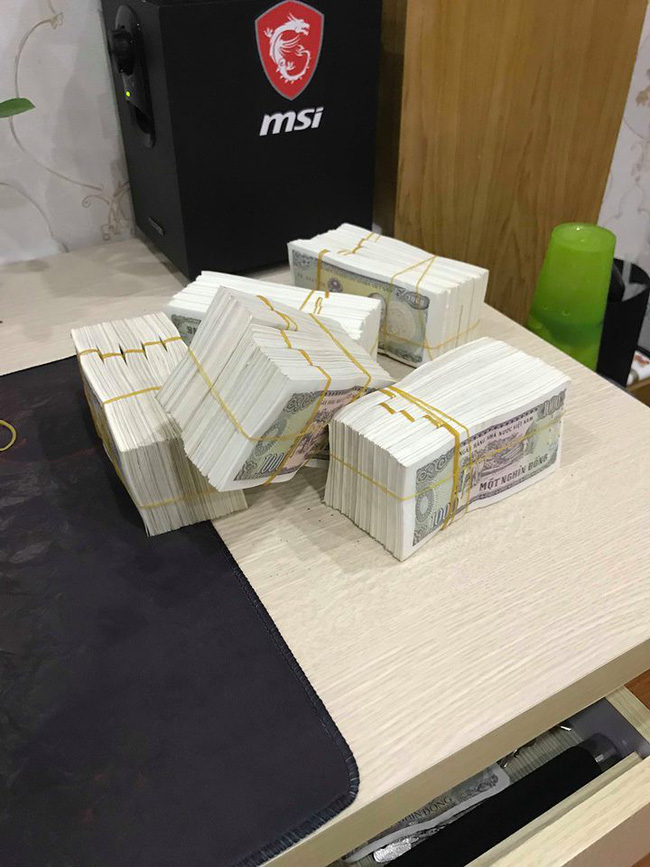 Mang hàng nghìn tờ tiền lẻ đi mừng cưới, thanh niên bị dân tình chỉ trích nhưng cô dâu có thái độ khác hẳn