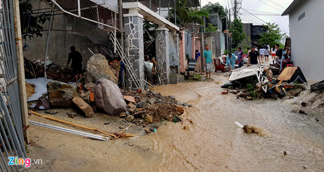Vỡ hồ nhân tạo khiến 3 người chết, 10 nhà sập ở Nha Trang