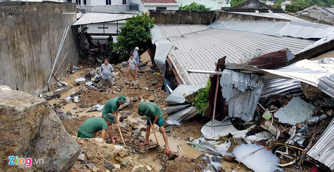 Vỡ hồ nhân tạo khiến 3 người chết, 10 nhà sập ở Nha Trang