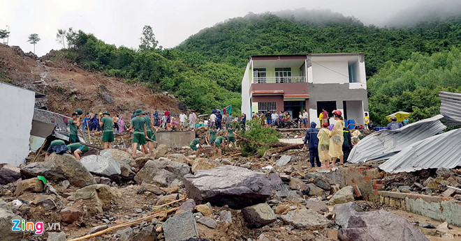 Vỡ hồ nhân tạo khiến 3 người chết, 10 nhà sập ở Nha Trang