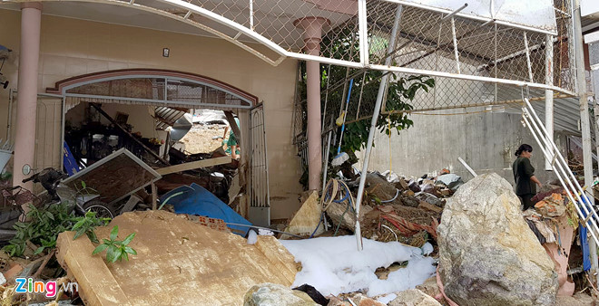 Vỡ hồ nhân tạo khiến 3 người chết, 10 nhà sập ở Nha Trang