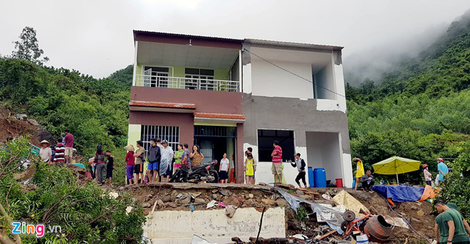 Vỡ hồ nhân tạo khiến 3 người chết, 10 nhà sập ở Nha Trang