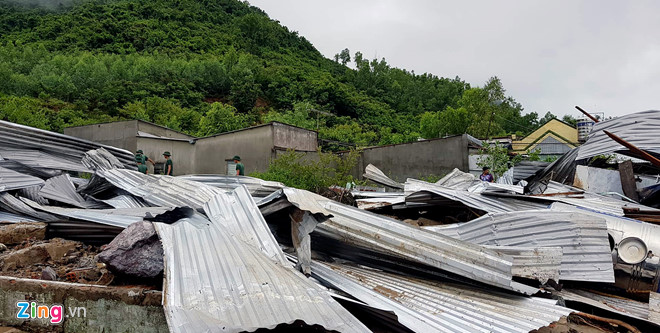 Vỡ hồ nhân tạo khiến 3 người chết, 10 nhà sập ở Nha Trang