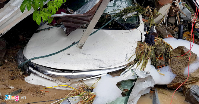 Vỡ hồ nhân tạo khiến 3 người chết, 10 nhà sập ở Nha Trang