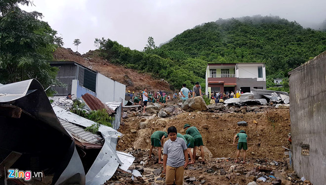 Vỡ hồ nhân tạo khiến 3 người chết, 10 nhà sập ở Nha Trang