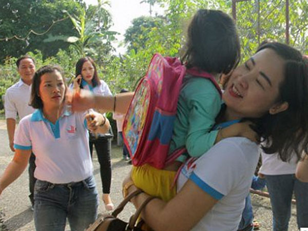 Hai chị em bị bỏ rơi trong chùa: Người mẹ quay lại nói nguyên nhân bỏ con