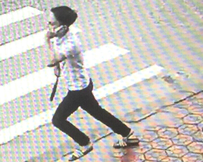 Vụ người đi xe máy chặt tay tài xế ô tô: Lộ diện hình ảnh hung thủ