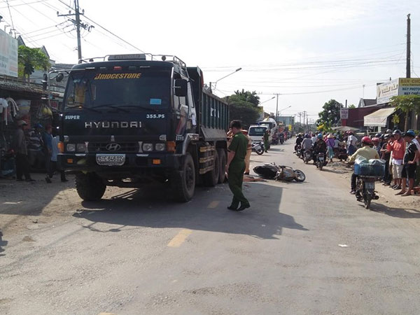 Thực hư tài xế lùi xe cán chết bé gái sau va chạm