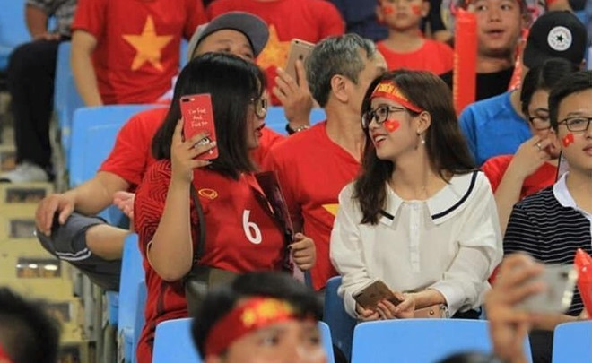 Cổ động viên xinh đẹp bị khủng bố tin nhắn trên Facebook