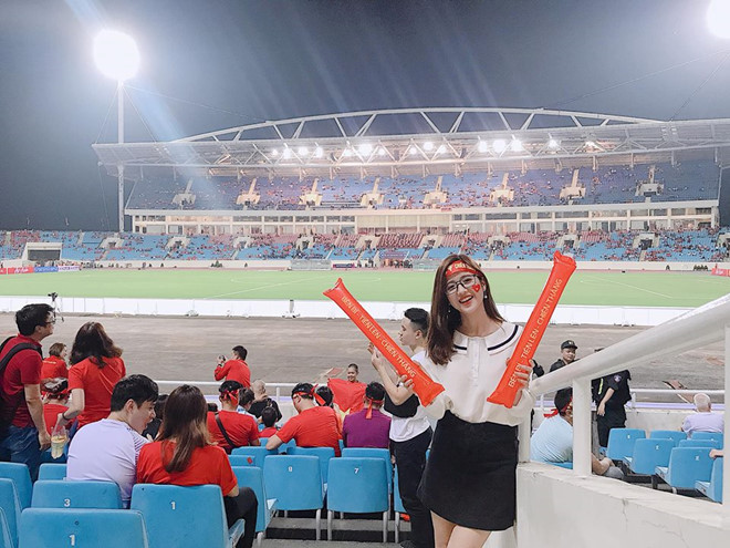 Cổ động viên xinh đẹp bị khủng bố tin nhắn trên Facebook