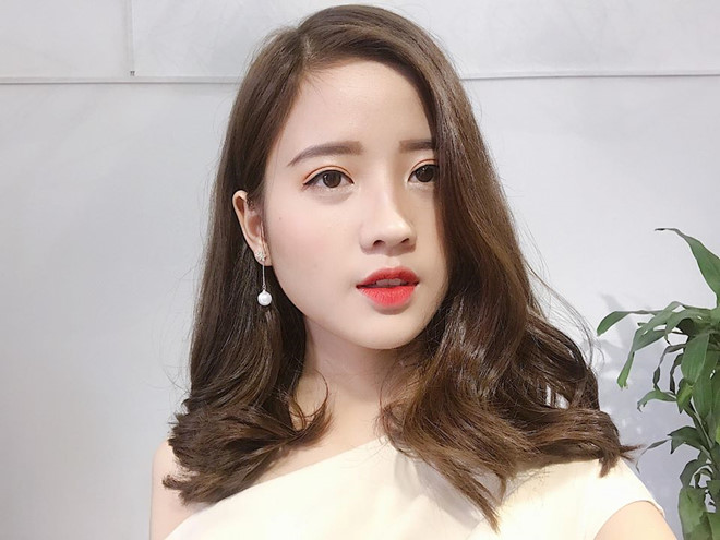 Cổ động viên xinh đẹp bị khủng bố tin nhắn trên Facebook