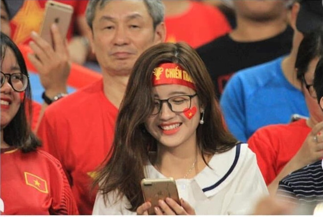 Cổ động viên xinh đẹp bị khủng bố tin nhắn trên Facebook