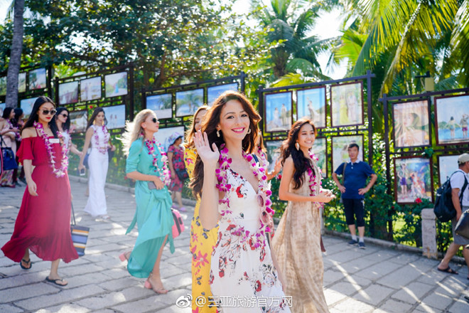 Người đẹp Hoa hậu Thế giới 2018 diện áo tắm gợi cảm