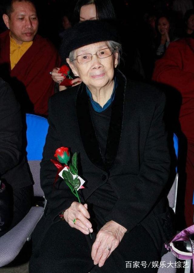 Vì sao Mai Diễm Phương thà đem tiền cho bạn cũng không để lại toàn bộ tài sản cho mẹ già?