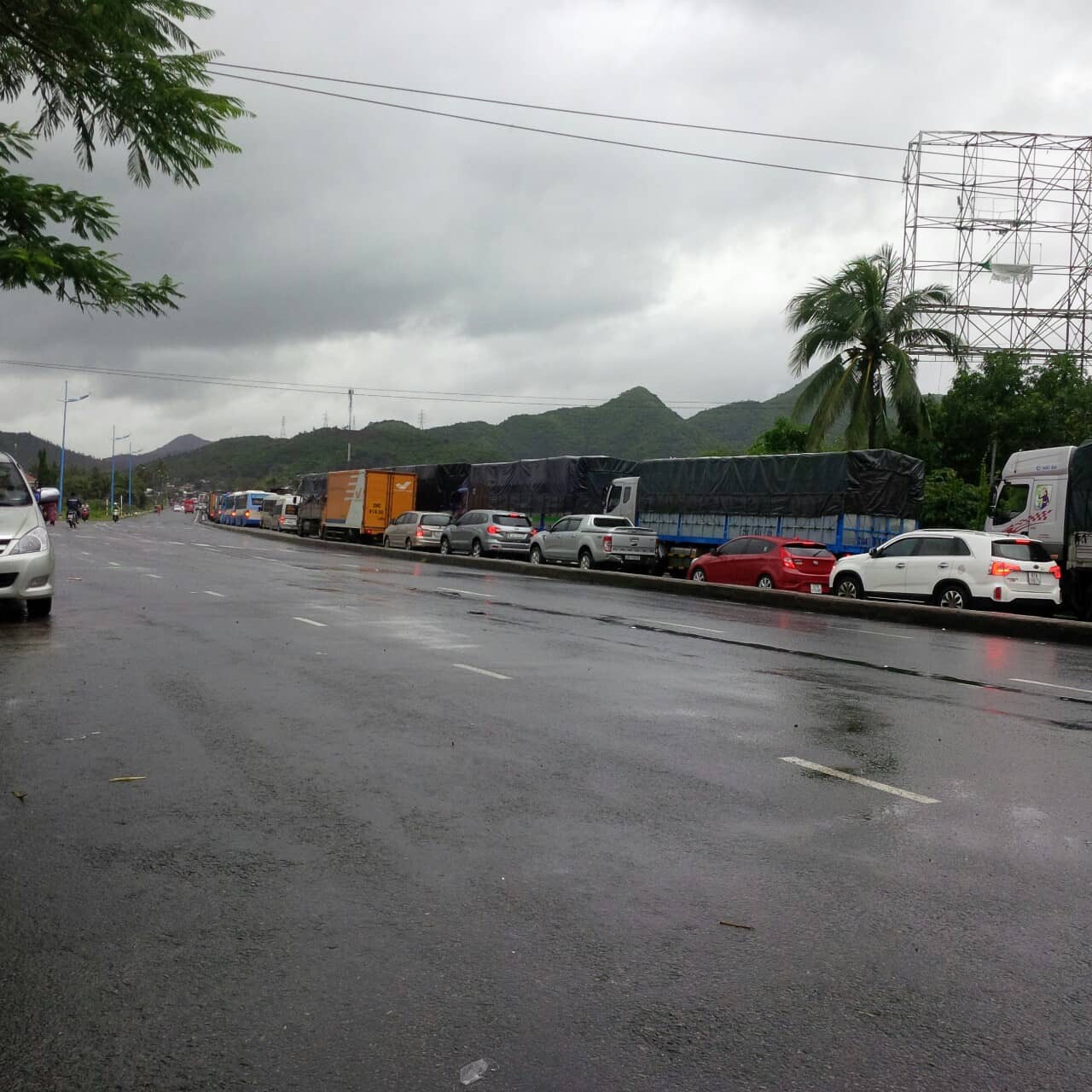 Ngập lụt kinh hoàng ở TP.Nha Trang: Ô tô bơi như tàu ngầm, đồ vật trong nhà chìm trong biển nước