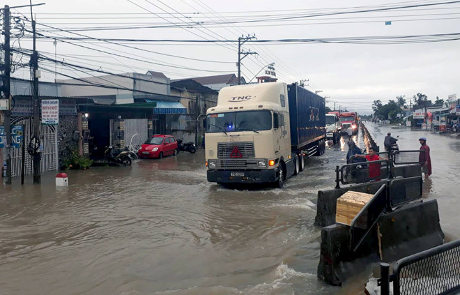 Nha Trang ngập khắp nơi sau trận mưa lớn, quốc lộ 1 kẹt nhiều giờ