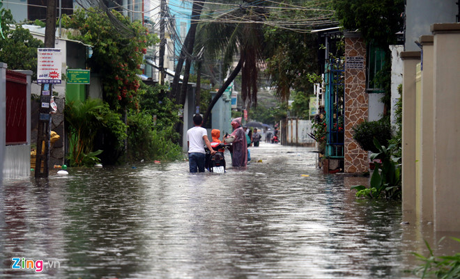Nha Trang ngập khắp nơi sau trận mưa lớn, quốc lộ 1 kẹt nhiều giờ