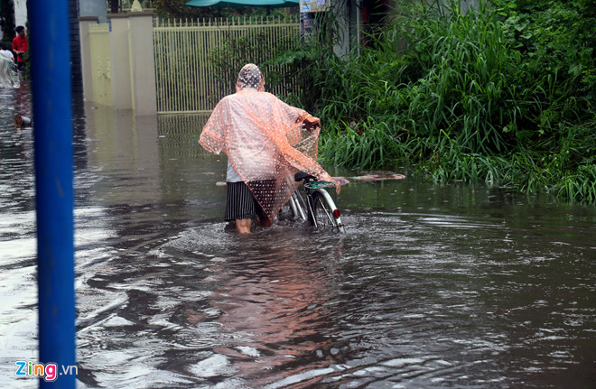 Nha Trang ngập khắp nơi sau trận mưa lớn, quốc lộ 1 kẹt nhiều giờ