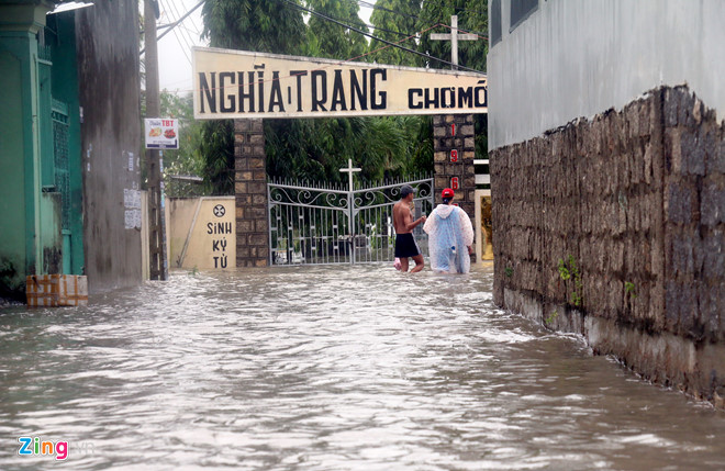 Nha Trang ngập khắp nơi sau trận mưa lớn, quốc lộ 1 kẹt nhiều giờ