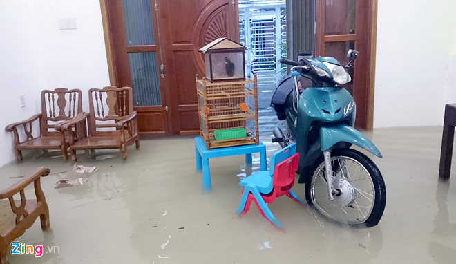 Nha Trang ngập khắp nơi sau trận mưa lớn, quốc lộ 1 kẹt nhiều giờ