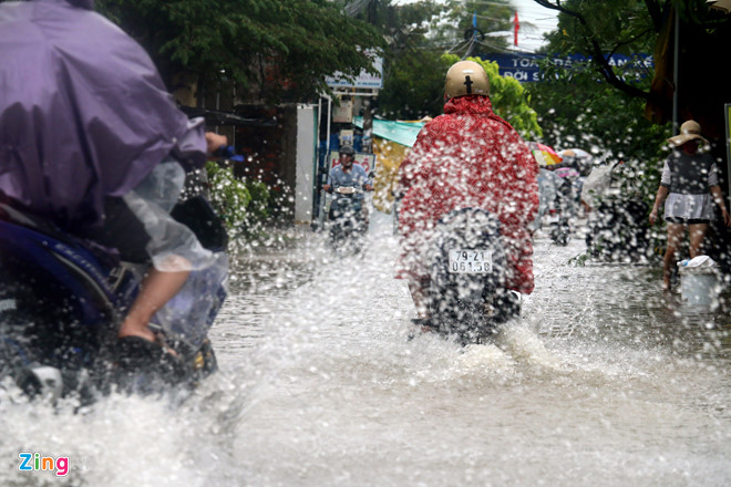 Nha Trang ngập khắp nơi sau trận mưa lớn, quốc lộ 1 kẹt nhiều giờ