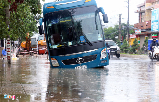 Nha Trang ngập khắp nơi sau trận mưa lớn, quốc lộ 1 kẹt nhiều giờ