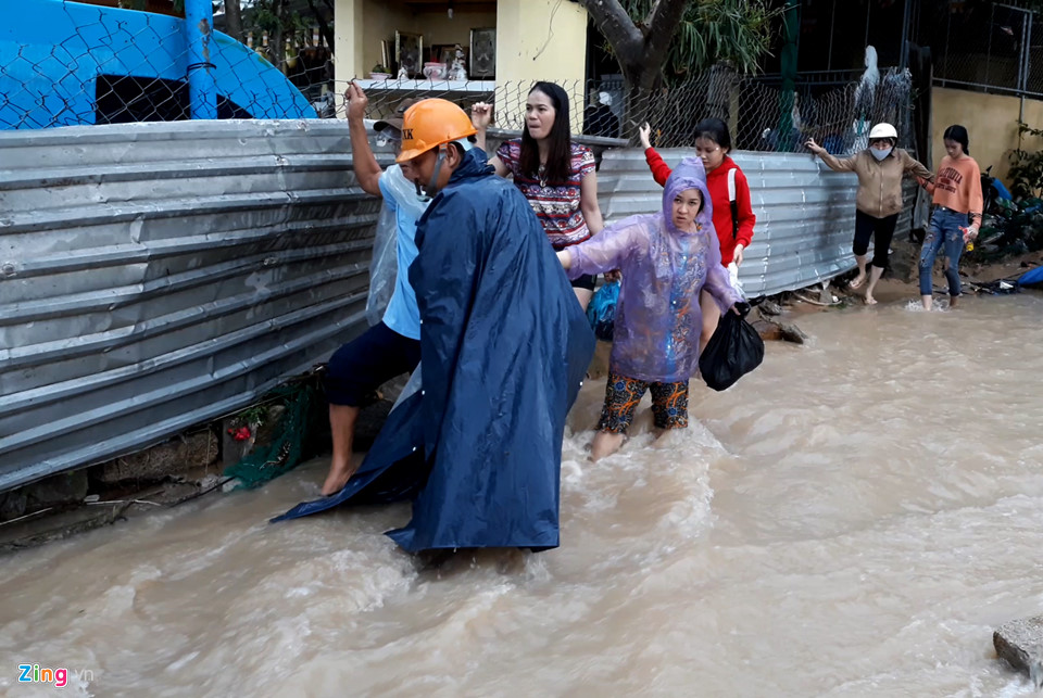 Hiện trường lũ cuốn, sạt lở làm 12 người tử vong ở Nha Trang